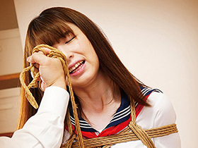 制服緊縛　義父にお仕置き緊縛されて縄の味を覚えた無垢な体　サンプル画像03